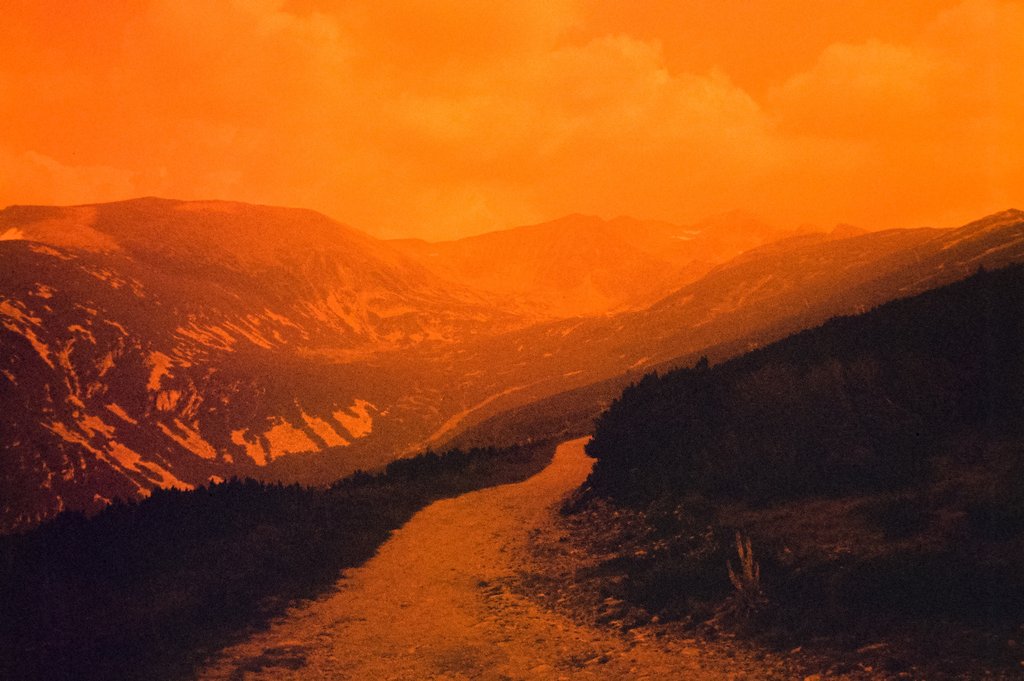 Широка redscale планинска панорама от български преход